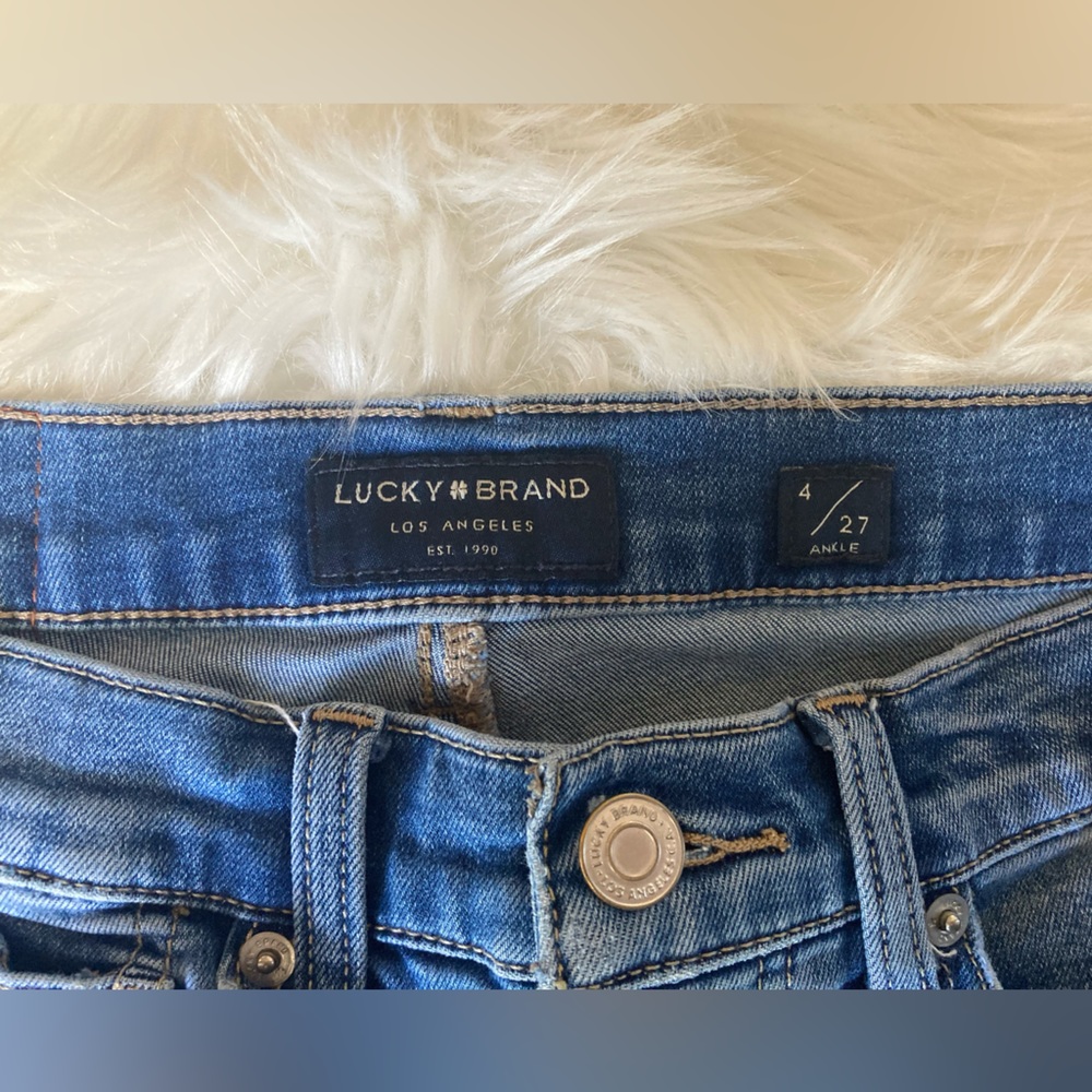 Size 4 lucky brand jeans - Picture 2 of 3